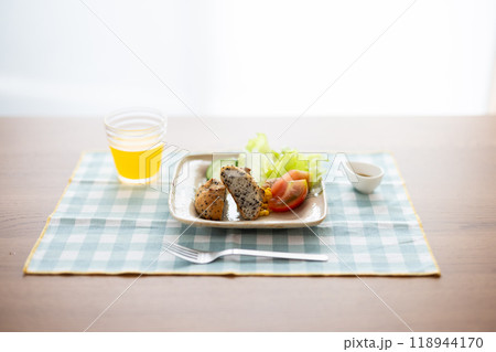 朝日が差し込む窓辺に置かれた朝食 118944170