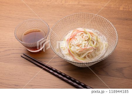 透明の器に盛られたそうめん 透明の器に盛られたそうめん 118944185
