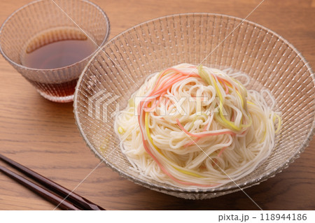 透明の器に盛られたそうめん 透明の器に盛られたそうめん 118944186