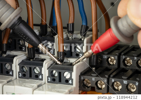 Testing electrical connections with probes in a terminal block 118944212