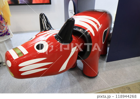 大きな赤べこ　首振りの赤べこ 118944268