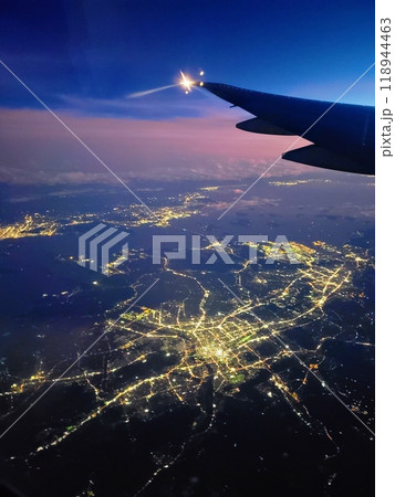 飛行機から見る夜景 118944463