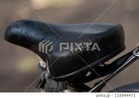 劣化してひび割れてきた自転車のサドル 118944471