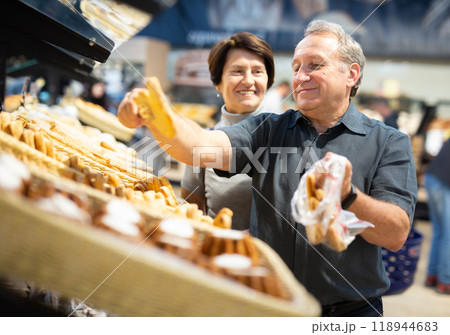 Couple chooses sweet puffs in bakery 118944683