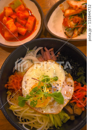 韓国料理、ビビンバとキムチの盛り合わせ 118944732