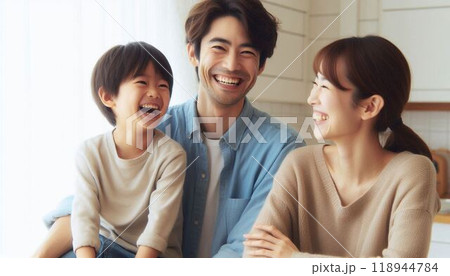 笑いあう父と母と子 118944784