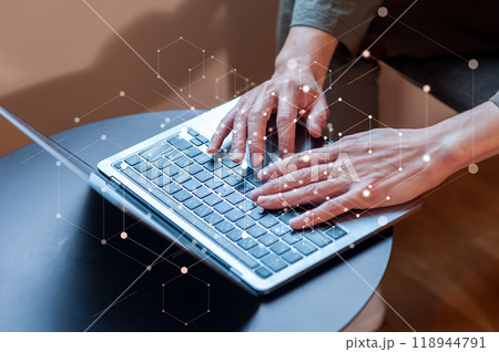 ビジネスとネットワーク、クラウド、DX、IT、パソコンでタイピングするビジネスウーマン 118944791