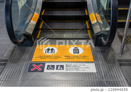 駅のエスカレーターの登り口 118944830