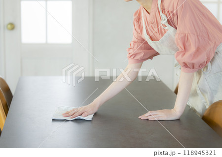 エプロンの女性 118945321