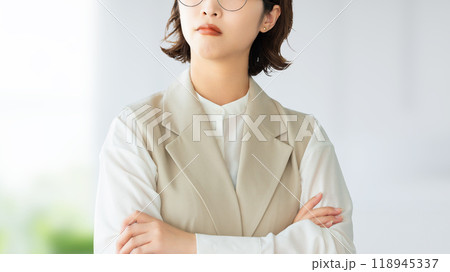 腕組みをして考えるビジネスウーマン 118945337