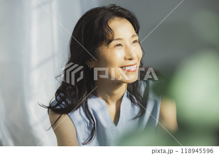 窓辺のミドル女性　　 118945596