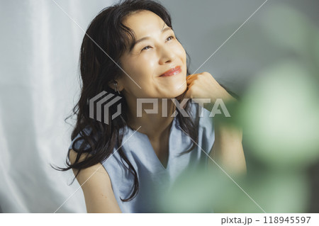 窓辺のミドル女性　　 118945597