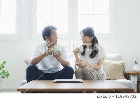 リビングのミドル夫婦　　　 118945732