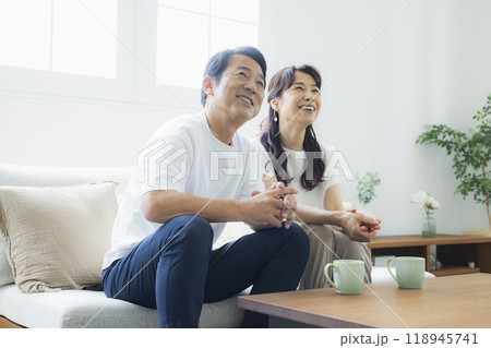 リビングのミドル夫婦　　　 118945741