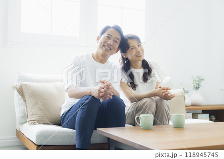 リビングのミドル夫婦　　　 118945745