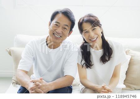 リビングのミドル夫婦　　　 118945746