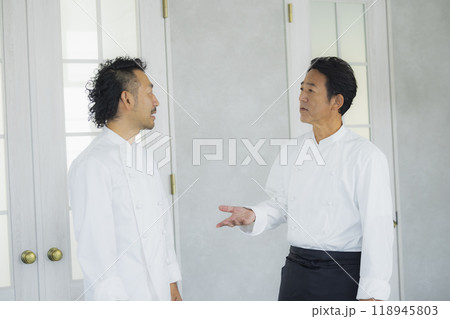 言い争うコック　　 118945803