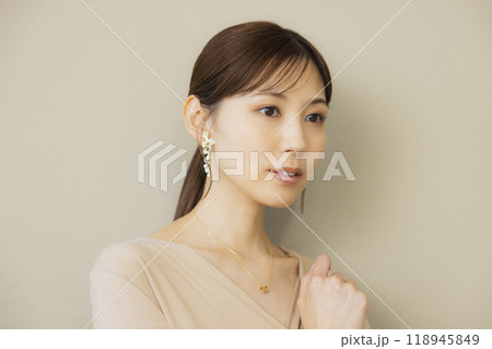 ベージュのワンピースの女性　　　 118945849