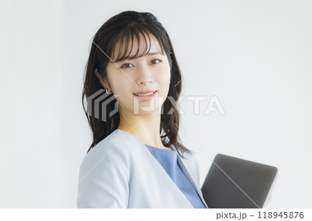 ノートパソコンを持つ女性　　　 118945876