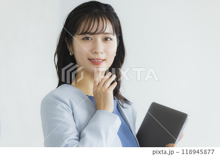 ノートパソコンを持つ女性　　　 118945877