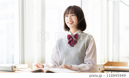 受験生・制服姿の女子高校生 118945949