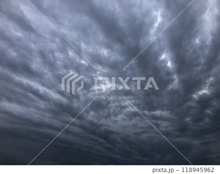 暗い空と流れる黒い雲 118945962