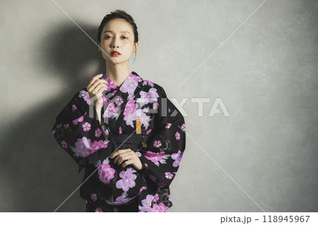 黒い浴衣の女性 118945967