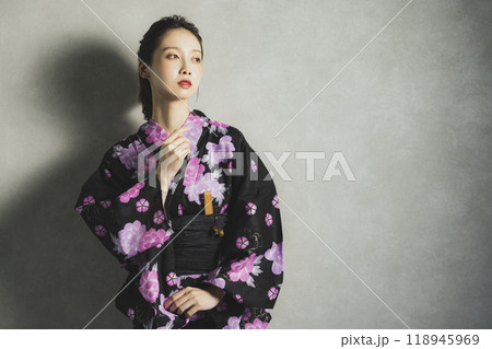 黒い浴衣の女性 118945969