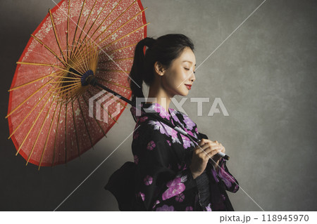 黒い浴衣の女性 118945970