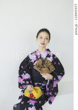 黒い浴衣の女性 118945977