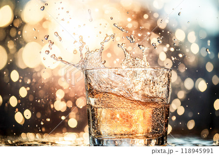 グラスに注いだソーダと弾ける水滴_3 グラスに注いだソーダと弾ける水滴_3 118945991