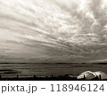 暗い空とボートが横たわる砂浜 118946124