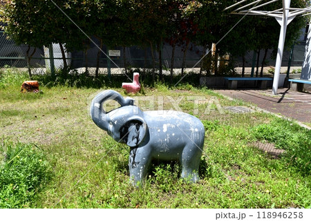 街の中の小さな児童公園 118946258