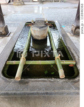 神社にある手水舎 118946368