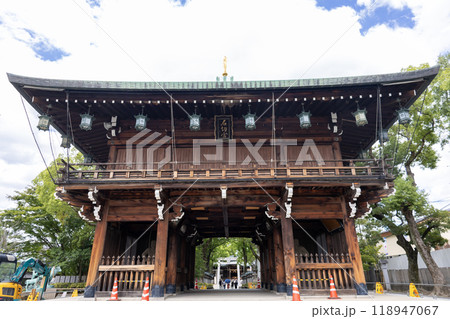 周囲が工事中の石切劔箭神社の絵馬殿（2024年9月撮影） 118947067