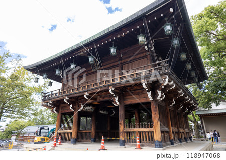 周囲が工事中の石切劔箭神社の絵馬殿（2024年9月撮影） 118947068