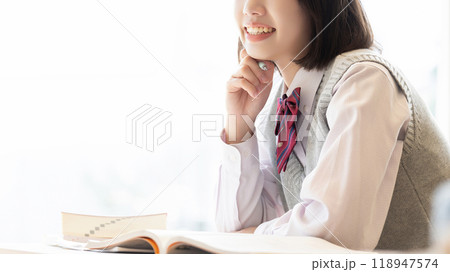 受験生・制服姿の女子高校生 118947574