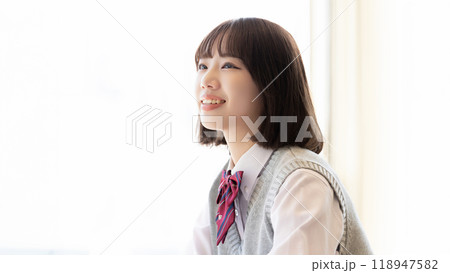 受験生・制服姿の女子高校生 受験生・制服姿の女子高校生 118947582