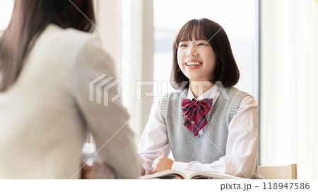 受験生・塾で授業を受ける女子高校生 118947586