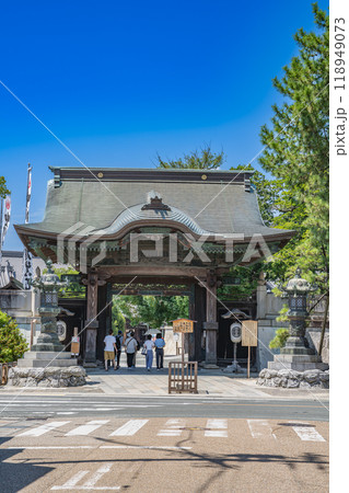 豊川稲荷表参道から見た豊川稲荷の総門(愛知県) 118949073
