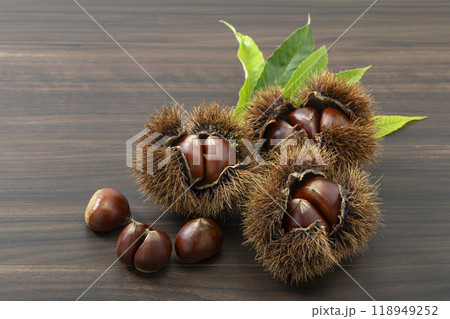 板の上に葉を添えて置いたいが栗 118949252