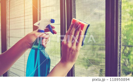 スポンジと洗剤で掃除をする手 118950894