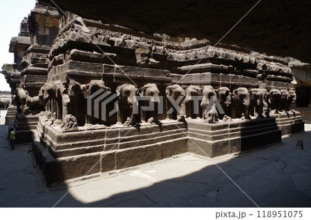 インド　世界遺産エローラ石窟群 118951075