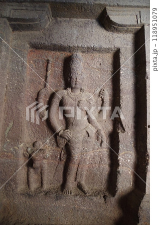 インド　世界遺産エローラ石窟群 118951079