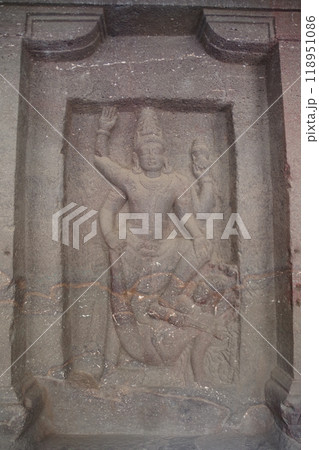 インド　世界遺産エローラ石窟群 118951086