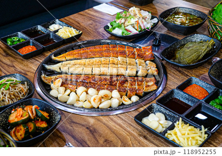 Korean food. Grilled eel. Three flavors. Spicy sauce, salt, soy sauce 118952255