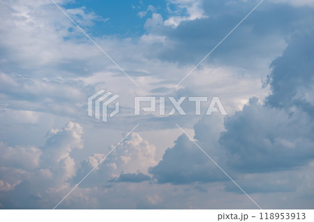 青空と厚い雲が広がる夏の空 青空と厚い雲が広がる夏の空 118953913
