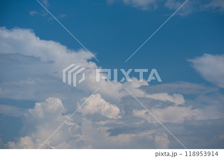 青空と白い雲が広がる爽やかな夏の空 118953914