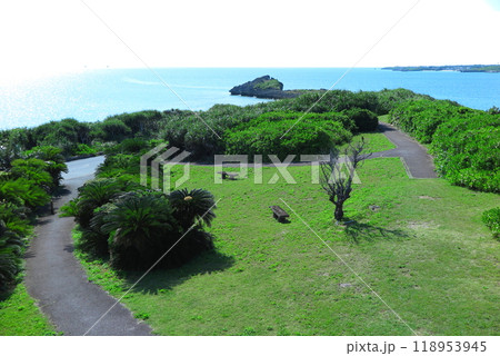 沖縄県宮古島の西平安名崎、展望台から岬の先端方向 118953945