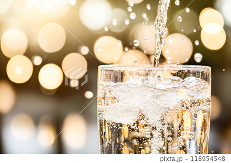 グラスに注ぐミネラルウォーターと弾ける水滴_3 118954548